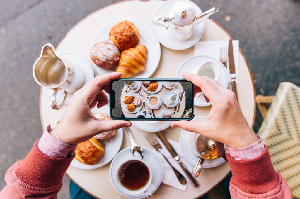 influencer_taking_food_photo.jpg